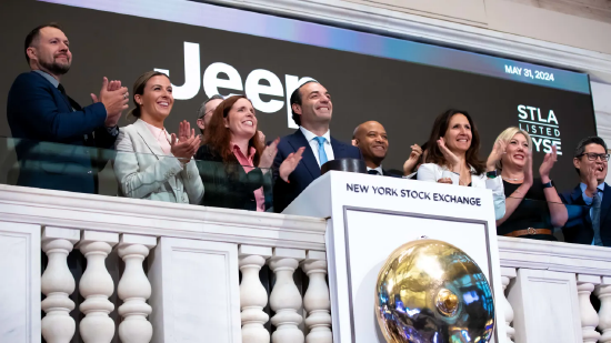 2024 年 5 月 31 日，纽约证券交易所欢迎 Jeep 品牌（纽约证券交易所代码：STLA）登上讲台。为纪念这一时刻，首席执行官安东尼奥・菲洛萨与纽约证券交易所集团总裁林恩・马丁一起敲响了开盘钟 。